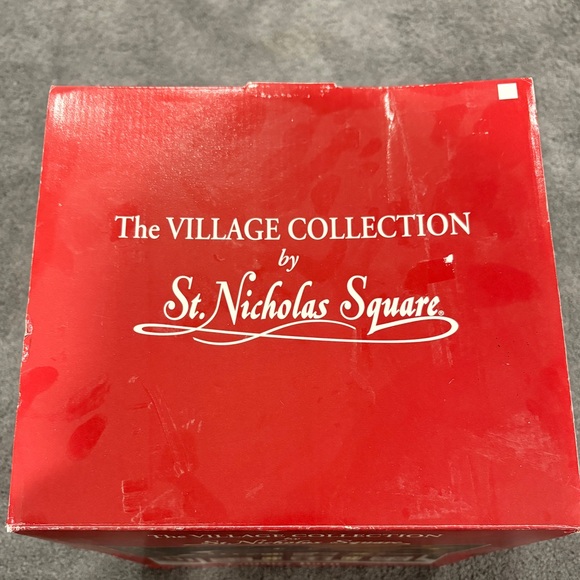 🤍2001 St. Nicholas Square Village Light Up "COUNTRY BARN" 🤍 - Picture 7 of 10